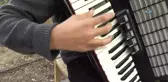 Piyano Hayaliyle Sokaklarda Akordeon Çalıyor