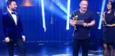 Tarkan Ödülünü Cem Yılmaz'ın Elinden Aldı, Espriler Havada Uçuştu!
