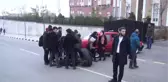 Manisa'da Otomobilin Çarptığı Üniversite Öğrencisi Yaralandı