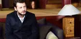 Kanatsız Kuşlar'ın Onur'u Ümit İbrahim Kantarcılar, Yönetmenin Ölüm Haberini Sahnede Aldı