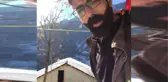 Artvin Av Tüfeğiyle Ateş Etti, Çatıdan Karı Temizledi