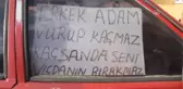 Otomobiline Çarpan Kişiyi Cama Astığı Pankartla Arıyor