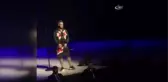 Taşkent Konserinde Poposunu Seyirciye Gösteren Williams, Eleştirilere Hedef Oldu