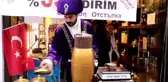 Türk Kahvesini Sultan Kıyafetiyle Satıyor