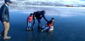 Ardahan Yüzeyi Buz Tutan Çıldır Gölü'nde 'Aşık' Oynayıp, Kızakla Kaydılar