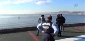 Kıyıda Ekipler, Denizde Kaçak Midye Avcıları... Polis ve Zabıta Ekiplerini Gören Avcılar Denize...