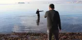 Trajikomik Görüntüler! Kaçak Avcılar Ceza Yememek İçin Denize Kaçtı