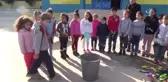 Öğrenciler Oyuncak Silahlarını Çöpe Attı, Hediyeyi Kaptı