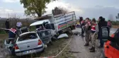 Kamyonetle Otomobil Çarpıştı: 3 Ölü, 4 Yaralı