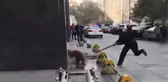 Çin'de Polis, Golden Cinsi Köpeği Sokak Ortasında Sopayla Döverek Öldürdü