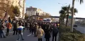 İzmir'de Semt Pazarları Kapanan Esnaf Yolu Trafiğe Kapattı