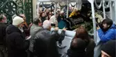 Aydın Boysan'ın Cenazesinde Vatandaşlardan Büyük Ayıp! Tabutunun Başında Fotoğraf Çektirdiler