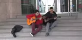 Okul Harçlığını, Dondurucu Soğukta Gitar Çalarak Çıkartıyor