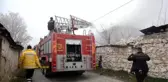 Polis Memuru Dumandan Etkilenen Çocuğa Ceketini Örttü