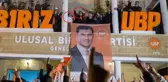 Seçimden Zaferle Ayrılan KKTC Başbakanı, Balkon Konuşmasını Sevgilisi İnci Pars'la Yaptı