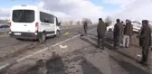 Kamyonet ile Minibüs Çarpıştı: 3 Yaralı
