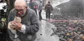 Yaşlı Adam Kedisine Sarılıp Yanan Evini İzledi