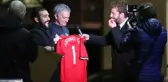 İtalyan Basını, Ünlü Hoca Mourinho'ya, Kavgalı Olduğu Conte'nin Formasını İmzalattı