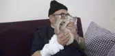 Taburcu Olan Ali Meşe, Kedisinden Bir An Olsun Ayrılmıyor