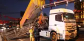 Vatan Caddesi'nde İnanılmaz Kaza! Yanlışlıkla Damperi Açılan Kamyon, Trafik Direğini Devirdi