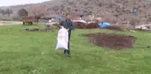 Mevzideki Askere Üşümesin Diye Odun Taşıdı