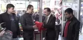 Harekata Destek İçin Türk Bayrağı Dağıttılar