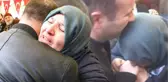 Afrin Şehidinin Cenazesinde Ağlatan Kare! Acılı Anne, Oğlunun Naaşını Getiren Askerin Elini Öptü