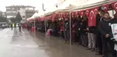 Şehit Annesi Oğlunun Naaşını Getiren Askerin Elini Öptü