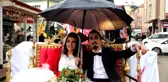 Gelin ve Damat Kepçeye Bindi, Gören Dönüp Bir Daha Baktı