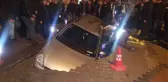 Yol Çöktü, Otomobil İçine Düştü