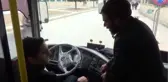 Kahraman Şoförle Hayatını Kurtardığı Vatandaş Yolculara Tatlı İkram Etti