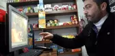 Beraber Televizyon İzlediği Müşterisi Önce Öptü, Sonra Boğazını Keserek Gasp Etti