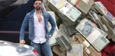 Görgüsüzlükte Tavan Yapan Yerli Playboy, Deste Deste Para Paylaştı