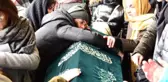 Babasını Kaybeden Oyuncu Yeliz Şar, Tabuta Sarılıp Hüngür Hüngür Ağladı