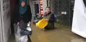 Evini Su Basan Yaşlı Kadın, Poşet Giyerek Sudan Çıktı