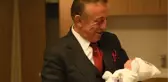 Ağaoğlu, Dede Olduğu Haberini Alır Almaz Hastaneye Koştu! İşte Torunun İlk Görüntüleri
