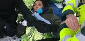 Doctor Who'nun Dünyaca Ünlü Oyuncusu, Ucuz Kayak Takımları Yüzünden Ayağını Kırdı