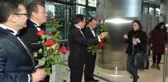 Denizbank Genel Müdürü, Kadın Çalışanları Smokinle Karşılayıp Kırmızı Gül Hediye Etti