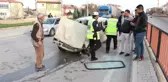 Otomobilinin Ön Camına Havadan Korkuluk Demiri Düştü, Ölümden Döndü