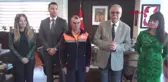 Çanakkale Çöpte Bulduğu Türk Bayrağını Öpüp Cebine Koyan Personel Ödüllendirildi