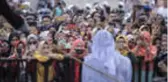 Endonezya'da Kırbaç Cezası Alan Kadının Fotoğrafını Çekmek İçin İzdiham Yaşandı