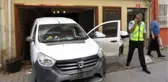 Kadıköy'de Otomobil, Kahvaltı Eden Çiftin Evine Girdi: 2 Yaralı