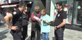Düzce Polis, Mağazanın Önünde Ağlayan Samet'e Kıyafetler Aldı