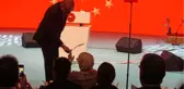 Cumhurbaşkanı Erdoğan, Kürsüdeki Zeytin Dalını Eşine Verdi