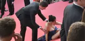 Cannes Film Festivali'nin Açılışına Yere Kapaklanan Konuk Damga Vurdu