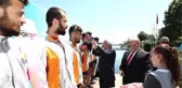 Kürekte 2. Olan Galatasaraylıların Madalyasını Aziz Yıldırım Taktı