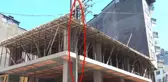 Elektrik Direği Kaldırılmayınca Direği Binanın Köşesinden Geçirdi!
