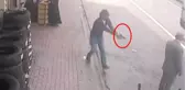 Alacaklısını Takip Edip Sokak Ortasında Ayaklarından Vurdu
