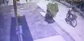 11 Yaşındaki Çocuğun Bisikletini Şov Yaparak Çalan Hırsızlar Kamerada!