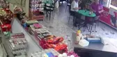 Otomobil Büfeye Girdi: 2 Yaralı